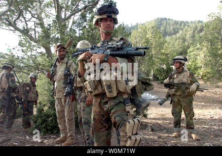 Stati Uniti I soldati dell esercito dalla società alfa, 1° battaglione di fanteria 508th (airborne), preparare per spostarsi su un'altra missione in Mangritae, Afghanistan, il 25 giugno 2005. I soldati pattugliano la zona e la ricerca per i restanti membri dei talebani. (UPI FOTO/SPC. I campi di Harold/ esercito) Foto Stock