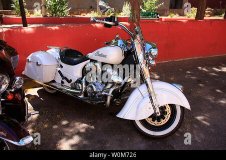 Bianco capotribù indiano Classic motociclo parcheggiato fino a Bisbee, AZ Foto Stock