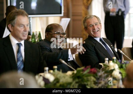 Stati Uniti Il Presidente George W Bush (R) condivide un momento di luce con il presidente della Tanzania Benjamin Mkapa durante la sessione mattutina del vertice del G8 di venerdì 8 luglio 2005, a Gleneagles Hotel a Auchterarder, Scozia. A sinistra è il primo ministro britannico Tony Blair. (UPI foto/Eric Draper/Casa bianca) Foto Stock