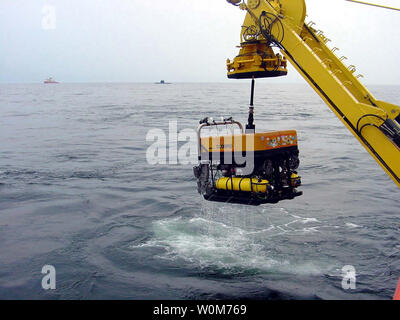 Gli Stati Uniti Ad azionamento remoto veicolo (ROV) 'Super Scorpione' viene recuperato dopo il completamento di un pod di consegna durante l'esercizio Esercizio Sorbet Royal 2002 il 24 maggio 2002, vicino Frederkshaven, Danimarca. La marina statunitense sta inviando diversi i ROV come questo verso la Far Eastern Russia dove i soccorritori stanno cercando di salvare l'equipaggio di un russo mini sommergibile bloccati sul fondo dell'oceano. (UPI foto/USN-HO/File) Foto Stock