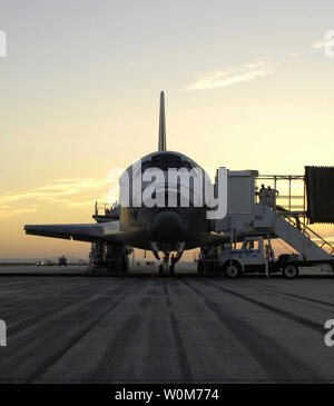 Il sole sorge sulla navetta spaziale Discovery come esso poggia sulla pista di Edwards Air Force Base in California, dopo un atterraggio sicuro Agosto 9, 2005 per completare la STS-114 missione. (UPI foto/Carla Thomas/NASA) Foto Stock