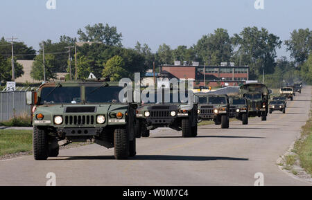 I membri dell'Ohio Guardia Nazionale di Polizia Militare partono dall esercito Rickenbacker Enclave in Columbus, Ohio, sul Sett. 2, 2005, in un convoglio diretto a Camp Shelby, Miss., per essere assegnati compiti in sostegno delle vittime dell'Uragano Katrina operazioni. (UPI foto/Douglas Nicodemo/USAF) Foto Stock