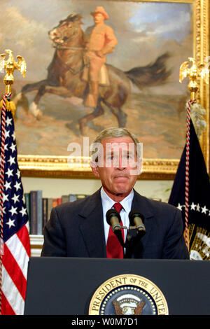 Stati Uniti Il Presidente George W Bush fa una dichiarazione nella sala Roosevelt della Casa Bianca il 4 settembre 2005, in seguito alla morte della Suprema Corte di giustizia William Rehnquist. (UPI foto/Martin H. Simon) Foto Stock