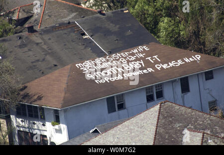 Salvataggio di un messaggio è di sinistra sul tetto di una casa shorly dopo gli sforzi di salvataggio ha cominciato a New Orleans, LA, dopo l'uragano Katrina, Sett. 7, 2005. (UPI foto/Mike Buytas/USAF) Foto Stock