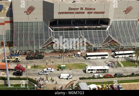 Pulire gli sforzi iniziano a Ernest N. Morial Convention Center di New Orleans, LA. Dopo la maggior parte delle vittime sono state evacuate dopo le inondazioni causate dalla Huricanne Katrina, Sett. 7, 2005. (UPI Photo/ Mike BuytasUSAF) Foto Stock