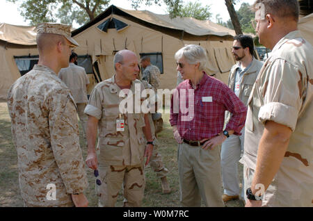 Stati Uniti Ambasciatore in Pakistan, Ryan C. Crocker (centro destra), si riunisce con gli Stati Uniti Navy Adm posteriore. Michael A. Lefever (centro sinistra), al Pakistan Air Force Base in Chaklala Pakistan, per discutere i progressi del terremoto gli sforzi su ottobre 15, 2005. Adm posteriore. Lefever, comandante di sciopero Expeditionary Group (ESG) 1, è stato designato come coordinatore, Disaster centro assistenza, Pakistan. Il governo degli Stati Uniti sta partecipando a una multinazionale di assistenza umanitaria e di supporto di piombo di sforzo da parte del governo pakistano per portare aiuto alle vittime del terremoto devastante che stru Foto Stock