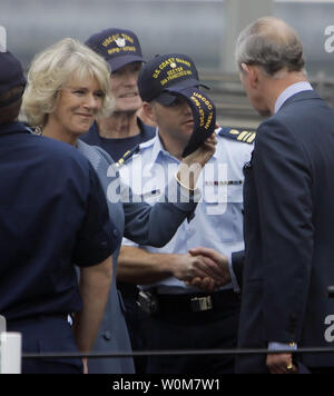 Il principe Charles, destra stringe la mano sul ponte con i membri dell'U.S. La guardia costiera della imbarcazione di pattuglia Tern come sua moglie, Camilla, duchessa di Cornovaglia detiene un cappello data lei dopo essere arrivati al Ferry Building a San Francisco, 7 novembre 2005. La coppia reale ha posato per le foto con l'equipaggio prima di touring il Ferry Building. (UPI foto/Eric Risberg, piscina) Foto Stock