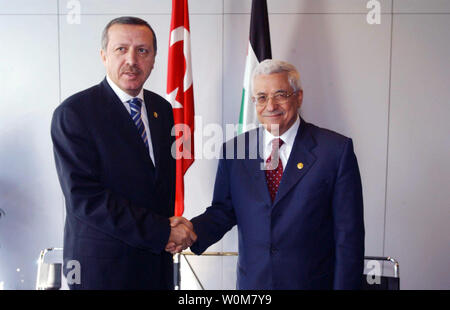 Il presidente palestinese Mahmoud Abbas (R) incontra il primo ministro turco Recep Tayyip al vertice Euromed di Barcellona, in Spagna il 11 novembre 2005. Il Vertice mira a migliorare le relazioni tra la UE e i suoi vicini del Mediterraneo. (UPI foto/Omar Rashidi/PPO) Foto Stock