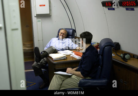 Il Segretario della Difesa Donald H. Rumsfeld prende un bene necessario riposo dopo il briefing con il Dipartimento della Difesa Leader mentre a bordo di una STRATCOM E-4B National Airborne Operations Center durante un volo per Sothwest Asia il 12 maggio 2004. Il Segretario Rumsfeld e Presidente di Myers sono in viaggio verso sud-ovest Asia per visitare le truppe a Baghdad e di Abu Ghraib. (UPI foto/STATI UNITI Air Force/Jerry Morrison Jr.) Foto Stock