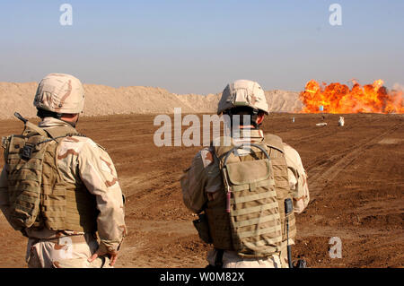 Stati Uniti Navy Lt. Robert Marsh e sottufficiali di 2a classe di Michael Piccone, detonare una prova di esplosione in una gamma di Ad Diwaniyah, Iraq il 5 gennaio 2006. I marinai sono assegnati per l'eliminazione degli ordigni esplosivi unità mobile 11, Detatchment 11, Woodby isola, nello Stato di Washington (UPI foto/Timothy J. Villareal/Esercito) Foto Stock