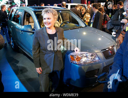 Saturn General Manager Jill Lajdziak stand con il Saturn Vue Green Line ibrido dopo la sua inaugurazione al North American International Auto Show di Detroit, nel Michigan, domenica 8 gennaio 2006. (UPI foto/Tom Pidgeon/GM) Foto Stock