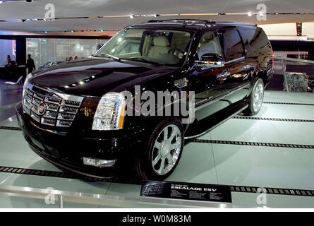 Il 2007 Cadillac Escalade ESV fa il suo debutto mondiale sul piano dello spettacolo al North American International Auto Show di Detroit, nel Michigan, domenica 8 gennaio 2006. (UPI foto/Tom Pidgeon/GM) Foto Stock