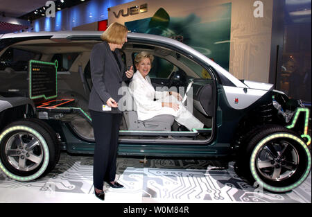 General Motors Vice Presidente Ambiente ed Energia Beth Lowery risponde alle domande per il governatore del Michigan Jennifer Granholm circa il nuovo 2007 Saturn Vue Green Line Hybrid come ha girato il GM presentano al North American International Auto Show di Detroit, nel Michigan, il 11 gennaio 2006. La mostra si apre al pubblico sabato, 14 gennaio. (UPI foto/Steve Fecht/GM) Foto Stock