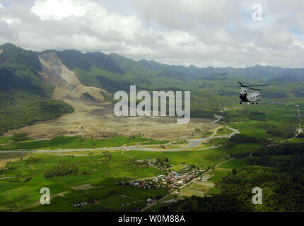 Un CH-46E MARE elicottero Kinight serve una zona colpita dal febbraio 17 frana in Saint Bernard, Repubblica delle Filippine, 19 febbraio 2006. La Marina degli Stati Uniti è stazionato fuori il costo di portare aiuto e assistenza all'area interessata. (UPI Photo/ Michael D. Kennedy/Navy US) Foto Stock