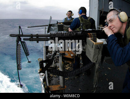 I marinai fire un M-60 e .50 mitragliatrici calibro durante un processo di familiarizzazione weaponsÕ Fire training su il fiocco della USS Abraham Lincoln che è attualmente in corso per il Pacifico Occidentale, 23 marzo 2006. (UPI foto/Jordon R. Beesley/STATI UNITI Marina) Foto Stock