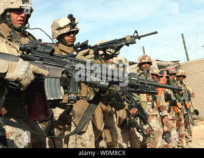 Soldati dell'esercito iracheno e Marines da società A, 1° Battaglione, 7° Reggimento Marine, condurre una pattuglia di sicurezza nella città di Ubayde, in Iraq, nel western Al Anbar Provincia, 20 marzo 2006. (UPI foto/Cpl. Antonio Rosas/USMC) Foto Stock