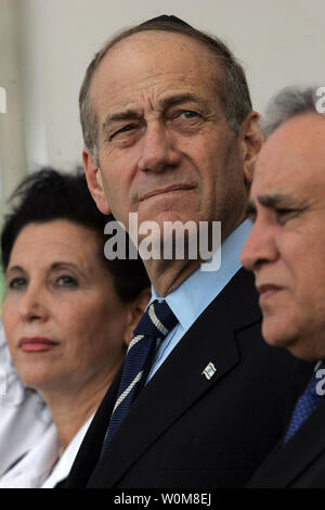 Agente israeliano il primo ministro Ehud Olmert prende parte ad un memoriale di servizio per il compianto Presidente israeliano Ezer Weizman nel primo anniversario della sua morte il 10 aprile 2006 presso il suo graveside nel nord della città israeliana di Or Akiva. Olmert è affiancato dall'attuale Presidente israeliano Moshe Katsav Weizman e la figlia Mikal Yoffe, a sinistra. (UPI foto/David Silverman/piscina) Foto Stock