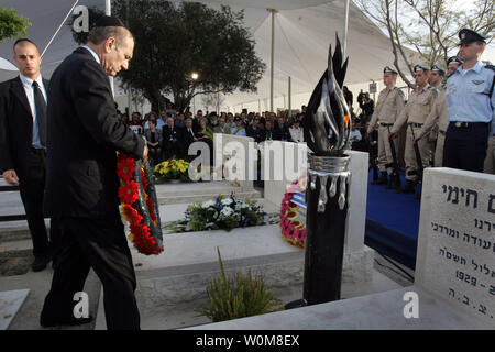 Agente israeliano il primo ministro Ehud Olmert stabilisce una corona di fiori sulla tomba del compianto Presidente israeliano Ezer Weizman nel primo anniversario della sua morte il 10 aprile 2006 nel nord della città israeliana di Or Akiva. (UPI foto/David Silverman/piscina) Foto Stock