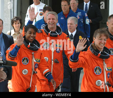 Gli astronauti specialisti di missione Lisa Nowak (R), Stephanie Wilson (L), e e Thomas Reiter (C) della Germania, wave come escono delle operazioni e Checkout edificio a bordo della NASA Astrovan a bordo della navetta spaziale Discovery per la missione STS-121 a Cape Canaveral, in Florida il 1 luglio 2006. Reiter è dall'Agenzia spaziale europea. (UPI foto/Pat Benic) Foto Stock