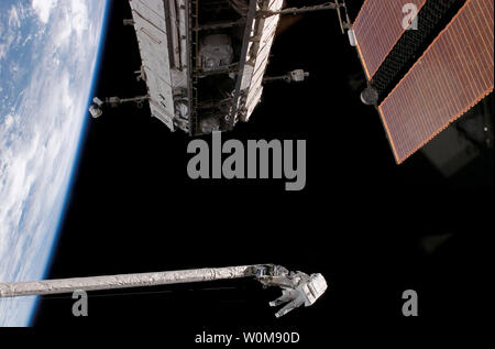 Lo Space Shuttle Discovery astronauta Piers J. venditori lavora sulla navetta del telecomando del sistema di manipolatore/Orbiter Booster sistema sensore durante la missione della prima sessione programmata di extravehicular attività. La Stazione Spaziale Internazionale è al top. Foto rilasciata il 10 luglio 2006. (UPI foto/NASA) Foto Stock