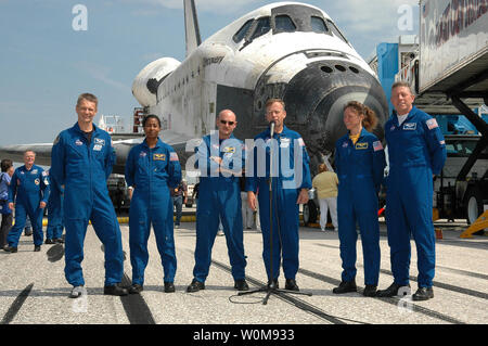 STS-121 navetta spaziale Discovery Commander Steve Lindsey parla brevemente alla media come lui e l'equipaggio sbarcò in modo sicuro al Kennedy Space Center di Cape Canaveral, in Florida, il 17 luglio 2006. Da sinistra: Missione specialisti Piers Sellers e Stephanie Wilson, pilota Mark Kelly, Lindsey, e gli specialisti di missione Lisa Nowak e Michael Fossum. La missione è stata di 13 giorni e registrati cinque milioni di miglia. (UPI foto/NASA) Foto Stock