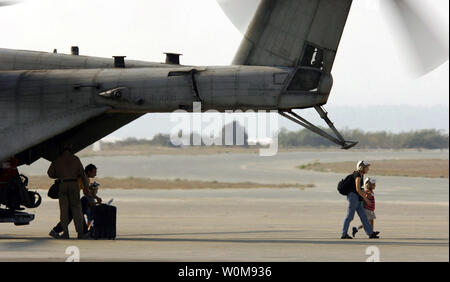 I cittadini statunitensi uscire un U.S. Marine Corps CH-53 Super Stallion elicottero a Royal Air Force Base di Akrotiri a Cipro a seguito del loro volo dall'U.S. Ambasciata a Beirut, Libano, il 17 luglio 2006. Presso la direzione dell'U.S. Ambasciatore in Libano e Stati Uniti Il segretario della difesa la ventiquattresima Marine Expeditionary Unit è assistere con evacuazione di cittadini degli Stati Uniti dal Libano. (UPI foto/Petty Officer 1. Classe Michael B.W. Watkins/STATI UNITI Marina) Foto Stock