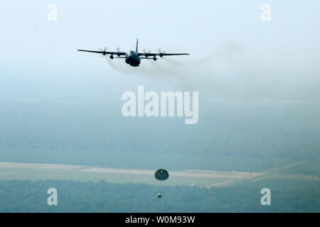 Un C-130 Hercules dal 192nd Airlift Squadron, Reno, Nevada, scende cargo, nei pressi di campo Volk, WI., a Patriot 2006, Mercoledì 19 Luglio, 2006. PATRIOT è il premier National Guard Bureau sponsorizzato l'esercizio congiunto. Questo esercizio aumenta la capacità di combattimento della Guardia nazionale, riserva, e componenti attivi della Air Force e esercito. Inoltre, canadese, Regno Unito, e le forze olandesi partecipano, aumentando l'efficacia combinata. (UPI foto/Robert A. Whitehead/USAF) Foto Stock