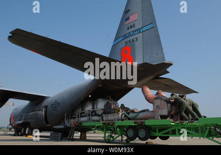 Avieri assegnato al 145Airlift Wing, North Carolina Air National Guard in base a Charlotte, N.C., spingere un modulare Airborne sistema antincendio (MAFFS) unità su un C-130 Hercules Mercoledì 19 Luglio, 2006. La missione di MAFFS equipaggia C-130s con una lotta antincendio apparecchiatura che viene caricato nell'aeromobile cargo area. L'unità MAFFS è di per sé una serie di serbatoi in pressione in grado di contenere 3.000 galloni di ritardante di fiamma chiamato liquido Phos-Chek. Diretto da equipaggi di massa e ha portato il sito di fuoco da un U.S. Servizio Forestale piano di piombo, MAFFS aeromobili ritardante di discesa lungo il bordo di attacco di un incendio a b Foto Stock