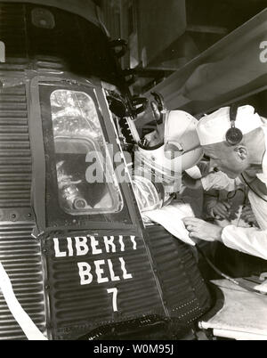 Astronauta Gus Grissom salite in 'Liberty Bell 7' navicella spaziale prima di lanciare il mattino del 21 luglio 1961. Astronauta John Glenn, Grissom back up, lo aiuta nella capsula. Un problema con il led berlina Grissom capsule per lavello dopo splashdown. Essa fu recuperato dall'Oceano Atlantico nel 1999. Grissom sottorbitale volo su un razzo Mercury-Redstone fu la seconda presidiata volo spaziale degli Stati Uniti. Glenn lo seguì un mese più tardi con il primo volo orbitale da un americano. (UPI foto/NASA) Foto Stock