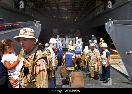 Stati Uniti I marinai a bordo del trasporto anfibio dock USS Nashville (LPD 13), assistenza in arrivo il personale civile da uno della nave's Landing Craft utility (LCU) navi sulla luglio 21, 2006. USS Nashville è su un regolarmente programmati, distribuzione ed assiste la U.S. Comando centrale e XXIV Marine Expeditionary Unit (MEU) con la partenza di cittadini degli Stati Uniti dal Libano, su richiesta degli Stati Uniti Ambasciatore in Libano e presso la direzione del Segretario della Difesa. (UPI foto/Navy US) Foto Stock