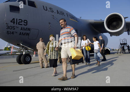 Airman 1. Classe Jarod Lambert, loadmaster, aiuta i passeggeri a trovare i loro autobus dopo deboarding un C-17 Globemaster aeromobili a Ramstein Air Base, Germania il 23 luglio 2006. Dopo 99 citrizens americano è arrivato a Cipro dal Libano, membri del XVI aria squadrone di sollevamento, Charleston Air Force Base, S.C., fornito loro il trasporto sulla Germania per mezzo di un C-17 Globemaster aeromobili. Questo C-17 equipaggio fu il primo Air Force equipaggio team a airlift i cittadini americani al di fuori della regione, e continueremo a farlo fino a quando tutti gli americani, che desiderano lasciare il Libano sono alloggiati. (UPI foto/Stacy L. Pere Foto Stock