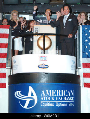 Wayne Newton, il sig. Las Vegas ha suonato la campana di apertura presso la Borsa americana a New York City il 27 luglio 2006. Newton, che serve come presidente dell'OSU Celebrity cerchio, ha suonato la campana in riconoscimento dell'OSU il sessantacinquesimo compleanno ed è stato onorato per il suo instancabile impegno con la loro organizzazione. Biglietti per Wayne Newton è un aspetto di notte a BB Kings Grill erano sorteggiato off al cambio e i proventi sono stati donati per l'uso. (UPI foto/Alan Rosenberg) Foto Stock