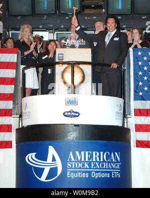 Wayne Newton, sig. Las Vegas, ha suonato la campana di apertura alla Borsa americana di New York il 27 luglio 2006. Newton, che funge da presidente dell'USO Celebrity Circle, ha suonato la campana in riconoscimento del 65th° compleanno dell'USO ed è stato onorato per il suo instancabile coinvolgimento nella loro organizzazione. I biglietti per l'apparizione di una notte di Wayne Newton al BB Kings Grill sono stati affondati al The Exchange e i proventi sono stati donati all'USO. (Foto UPI/Alan Rosenberg/Amex) Foto Stock