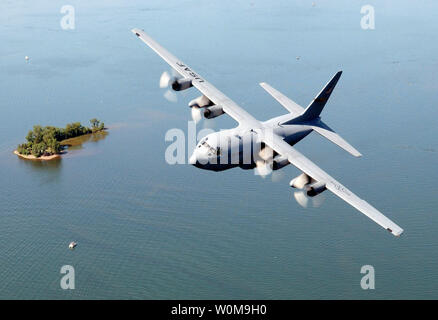 Un C-130 Hercules dal Minnesota Air National Guard's 133Airlift Wing vola oltre mille laghi lago nel nord del Minnesota durante una missione di addestramento, 20 agosto 2006. (UPI foto/Erik Gudmundson/DOD) Foto Stock