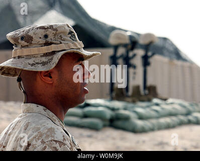 1 Sgt. Willie T. Ward III, arruolati senior advisor per la società D, Terza luce corazzato battaglione di ricognizione, parla a centinaia di Marines e marinai a un avamposto di combattimento in Rawah, Iraq, il sito di un memoriale di servizio per due caduti Marines e un marinaio dalla società D, Agosto 26, 2006. Cpl. Adam A. Galvez, un 21-anno-vecchio da Salt Lake City, Utah; Lancia Cpl. Randy Newman L., un 21-anno-vecchio da piegare, Ore. e Hospitalman Chadwick T. Kenyon, un 20-anno-vecchio da Tucson, in Arizona, sono stati tutti uccisi in azione 20 agosto. (UPI foto/Jim Goodwin/USMC) Foto Stock