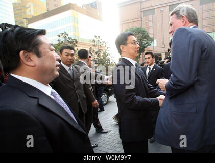 General Motors Chairman e CEO Rick Wagoner (destra) saluta il sindaco di Shanghai Han Zheng (centro) come SAIC Presidente Hu Maoyuan guarda su una Chevrolet Sequel event lunedì 6 novembre 2006 in Cina a Shanghai. Il sequel è del gm più tecnologicamente avanzate alimentato idrogeno fuel cell vehicle. Il sequel utilizza idrogeno rinnovabile per il carburante ed emette solo vapore acqueo. (UPI foto/Natalie Behring/General Motors) Foto Stock