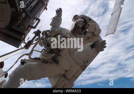 Astronauta Sunita L. Williams, Expedition 14 tecnico di volo, partecipa alla missione della terza sessione pianificata delle attività extravehicular (EVA) come costruzione riprende sulla Stazione spaziale internazionale. Astronauta Robert L. Curbeam, (al di fuori del frame), STS-116 lo specialista di missione, ha partecipato anche in 7 ore, 31-minute spacewalk su dicembre 16, 2006. (UPI foto/NASA) Foto Stock