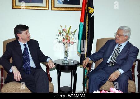 Il Presidente palestinese Mahmud Abbas incontra con gli Stati Uniti il console generale a Gerusalemme Jacob Walles, a Ramallah il 24 dicembre 2006. (UPI foto/Omar Rashidi/Autorità palestinese) Foto Stock