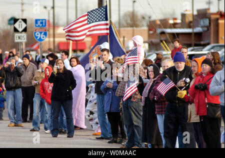 Linea di persone lungo il percorso per il giro della Papamobile che vogliono ottenere un assaggio o una foto come il trasporto funebre scrigno dell ex presidente Gerald Ford viaggia dall'aeroporto al centro di Grand Rapids, Michigan il 2 gennaio 2007. (UPI foto/Chris Clark/ Piscina) Foto Stock