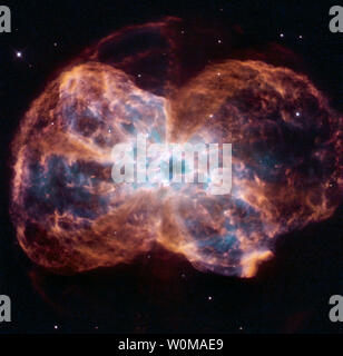 Una nuova immagine presa con Hubble è largo campo fotocamera planetari 2 mostra la nebulosa planetaria NGC 2440 - la struttura caotica della scomparsa di una stella. Questa immagine di NGC 2440 mostra la coloratissima "Last Hurrah" di una stella come il nostro sole. La stella è di terminare la sua vita mediante colata fuori i suoi strati esterni di gas che si è formato un bozzolo attorno alla stella il rimanente nucleo. La luce ultravioletta dal morire star rende il materiale incandescente. Il bruciate le star, chiamato un nano bianco, è il puntino bianco al centro. Foto rilasciata il 13 febbraio, 2007. (UPI foto/NASA/ESA/K.Noll-STScI) Foto Stock