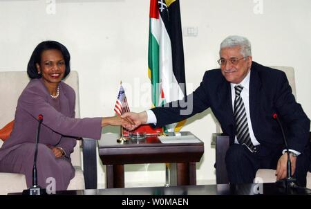 Stati Uniti Il segretario di Stato Condoleezza Rice (L) incontra il presidente palestinese Mahmud Abbas in Cisgiordania città di Ramallah il 18 febbraio 2007. Il riso è incontro con Abbas nel tentativo di negoziare un accordo di pace tra palestinesi e israeliani. (UPI foto/Omar Rashidi/Palestinese Ufficio Stampa) Foto Stock