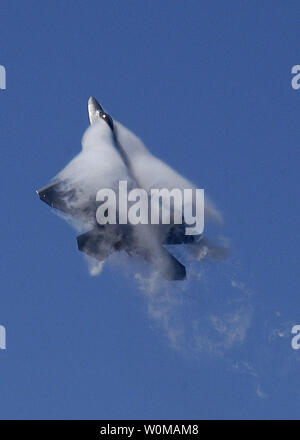 Il vapore acqueo si forma attorno a U.S. Air Force F Raptor in file di foto delle manovre della 42Base Navale Ventura County Air Show in Point Mugu, California, il 1 aprile 2007. (UPI Photo/ U.S. Navy Petty Officer di 2a classe di Jason R. Williams/file foto) Foto Stock