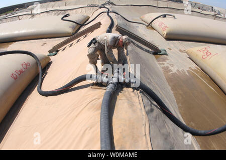 Stati Uniti Air Force Tech. Sgt. Adam Giles si chiude una valvola di blocco per un gallone di 50.000 JP-8 vescica del carburante in una fattoria della vescica a Kirkuk regionale Base aria, Iraq il 5 aprile 2007. La fattoria della vescica è in grado di fornire abbastanza carburante per cinque basi circostanti nonché dell'esercito e delle Forze aeree in Kirkuk. (UPI foto/Bradley A. Lail/STATI UNITI Air Force) Foto Stock