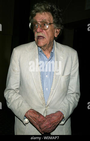 Scrittore Kurt Vonnegut è morto a New York il 11 aprile 2007. Egli è stato 84. Egli è mostrato in arrivo per il mese di giugno 16, 2004 New York premiere del film "La Caccia del Presidente". (UPI foto/Ezio Petersen/File) Foto Stock