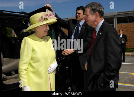 La Gran Bretagna è la Regina Elisabetta II è accolto da amministratore della NASA Michael Griffin (R) per il NASA Goddard Space Flight Center in Greenbelt Maryland il 8 maggio 2007. (UPI foto/Bill Ingalls/NASA) Foto Stock