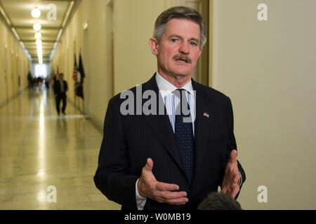 Veterans Affairs Segretario Jim Nicholson, visto in Giugno 29, 2006 file foto su Capitol Hill, ha annunciato si dimetterà entro il mese di ottobre 1, 2007, a Washington in data 17 luglio 2007. (UPI foto/Kamenko Pajic/file) Foto Stock