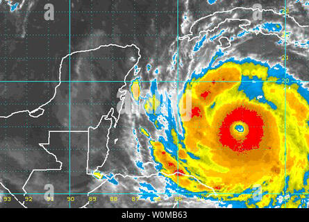 Questa immagine NOAA mostra uragano Dean appena prima di fare approdo sulla penisola dello Yucatan in Messico il 20 agosto 2007. Uragano Dean passò a Giamaica domenica colpendo l'isola con 145 mph venti e ora è aumentato in forza di una categoria 5 come teste per il Messico. (UPI foto/NOAA) Foto Stock