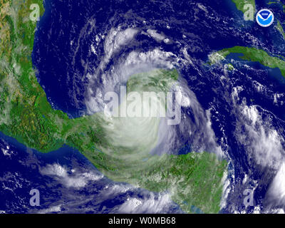 Questo satellite NOAA immagine mostra l'uragano Dean come attraversa sulla penisola dello Yucatan in Messico il 21 agosto 2007. L'uragano, che è iniziato come una categoria 5 tempesta su dei Caraibi ha indebolito a una categoria 2 dopo aver approdo. (UPI foto/NOAA) Foto Stock