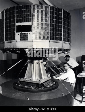 Scienziato dando una prova di vibrazione all'infrarosso della televisione via satellite di osservazione (TIROS) all'Astro-Electronic Divisione Prodotti di RCA in Princeton, New Jersey il 1 aprile 1960. TIROS era NASA prima fase sperimentale per determinare se i satelliti potrebbero essere utili per studiare la Terra. La NASA celebra il cinquantesimo anniversario della Space Age contrassegnati dall'Ottobre 4, 1957 lancio di Sputnik, il mondo il primo satellite artificiale realizzato dall'Unione Sovietica. (UPI foto/NASA/file) Foto Stock