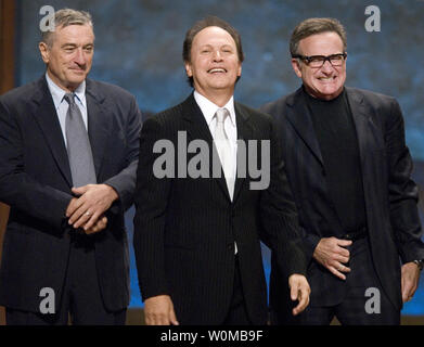 Robert De Niro (L), Billy Crystal e Robin Williams stand sul palco prima di Crystal riceve la sua Mark Twain Prize per American umorismo presso il Kennedy Center di Washington il 11 ottobre 2007. (UPI foto/Scott Suchman/Centro Kennedy).. Foto Stock